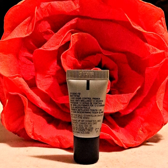 MAC studio fix mattifying 12 hr shine control, primer, pore reducer travel size. - Picture 2 of 5
